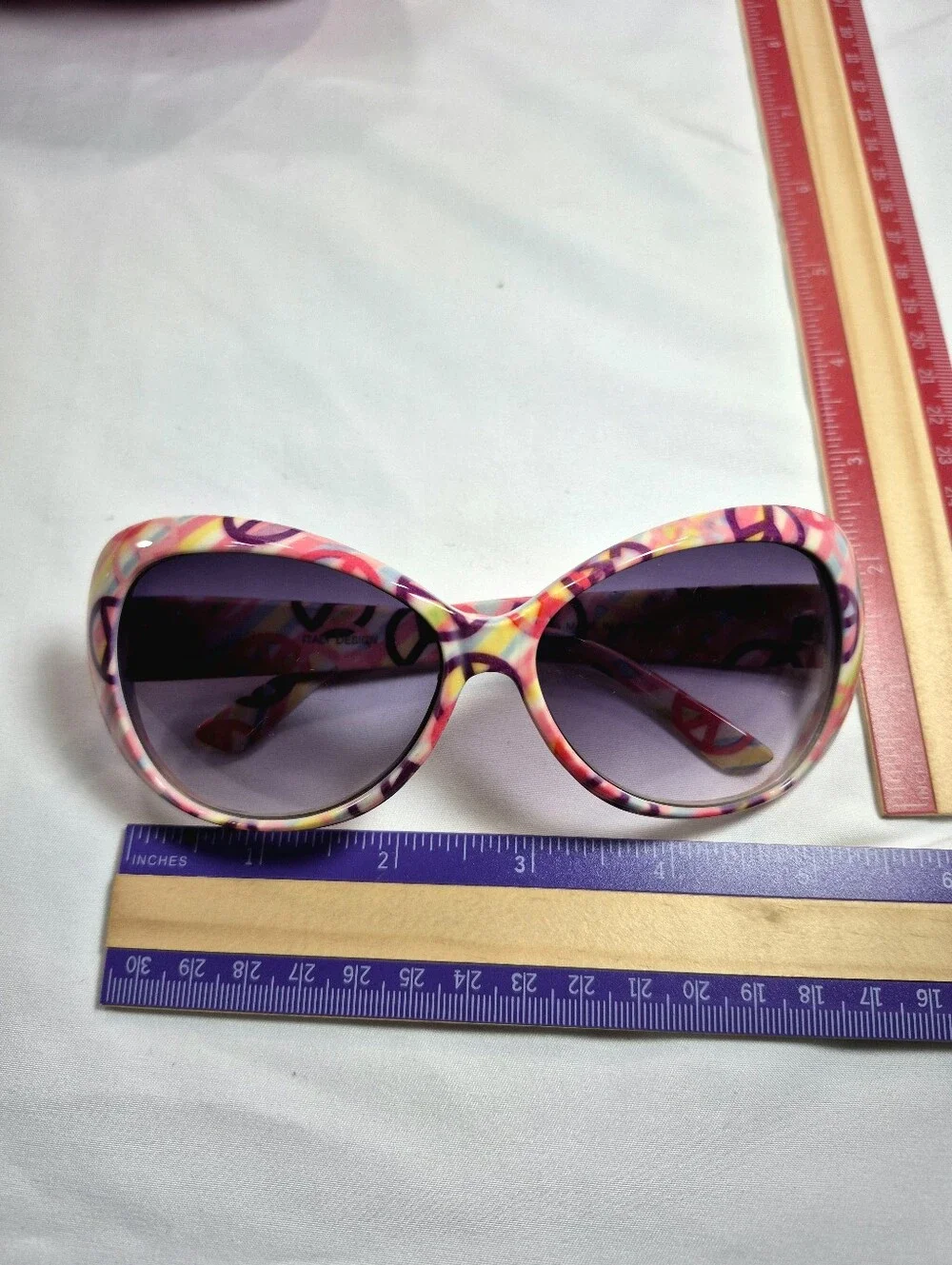 Italy Design Retro Peace Sign Sunglasses & Candie's Pink Case Bundle Y2K Hippy